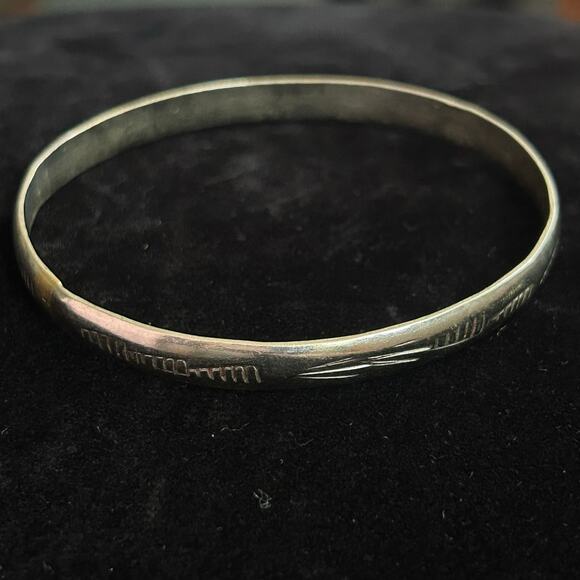 Vintage Handmade Marked Sterling Silver Mexico Hand Carved Bangle 2.65" 14 grams - Picture 1 of 7